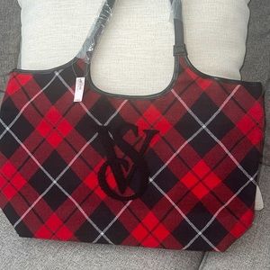 𝐕𝐢𝐜𝐭𝐨𝐫𝐢𝐚 𝐒𝐞𝐜𝐫𝐞𝐭 𝐩𝐥𝐚𝐢𝐝 𝐭𝐨𝐭𝐞 𝐛𝐚𝐠